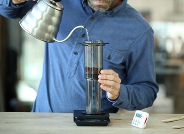 PHA CÀ PHÊ BẰNG BÌNH AEROPRESS ĐƯỢC NHIỀU NGƯỜI SỬ DỤNG HIỆN NAY